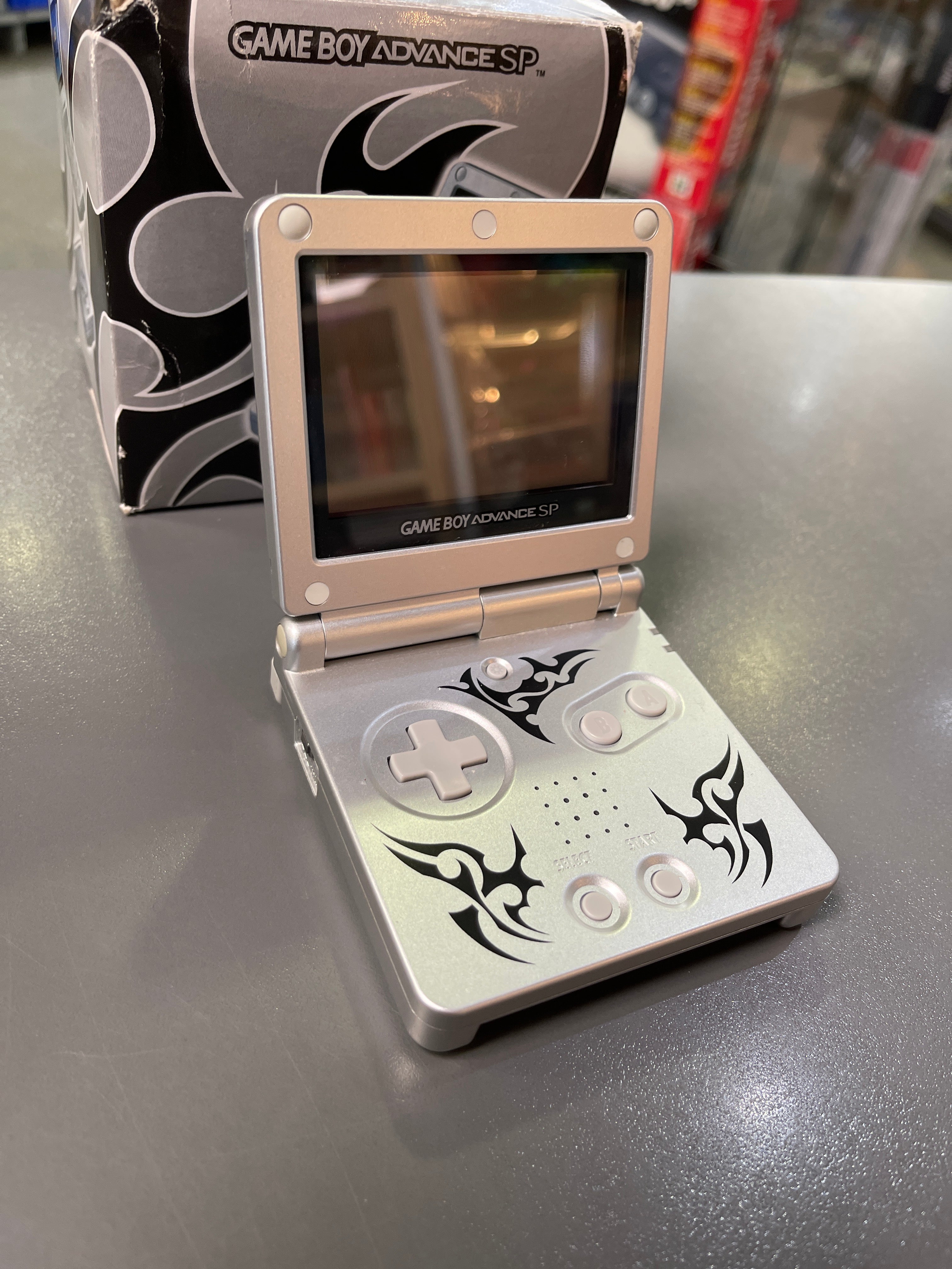 Nintendo Game Boy Advance SP - tribal mit Netzteil *gebraucht